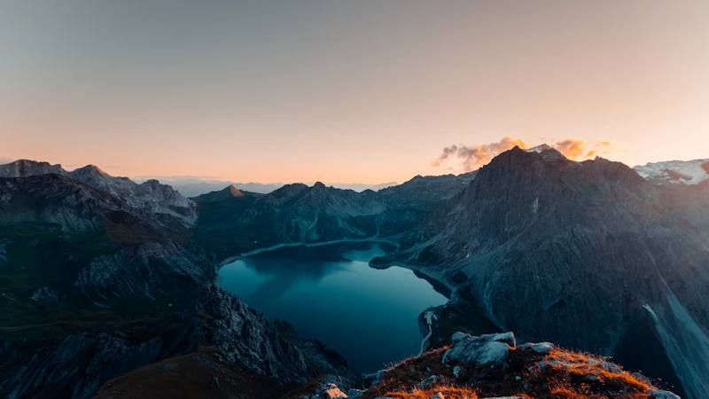 Bergsee in den Alpen im Abendlicht