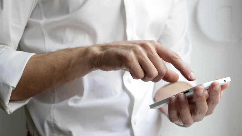 Hand tippt auf ein Smartphone-Display