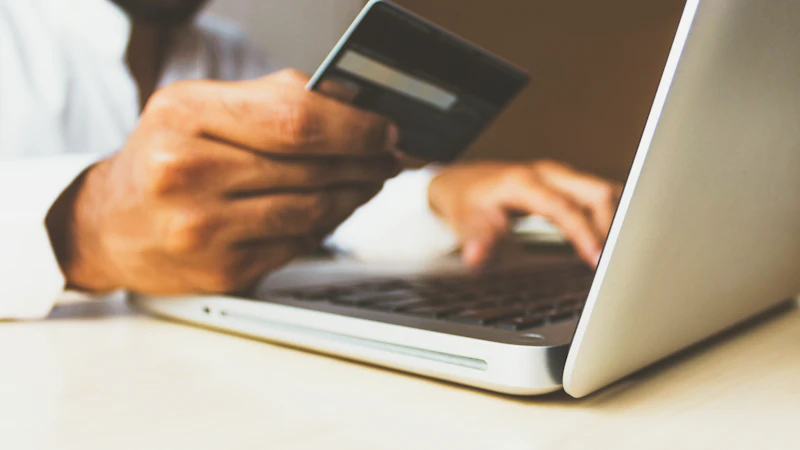 Online-Einkauf mit Kreditkarte am Laptop
