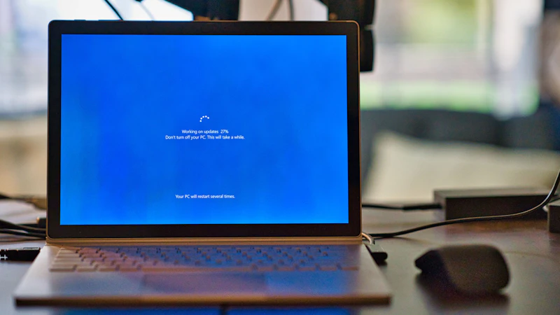 Laptop mit Aktualisierungsbildschirm auf einem Schreibtisch