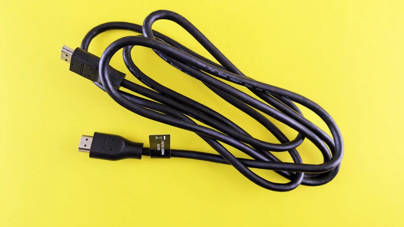 Schwarzes Kabel auf gelbem Hintergrund