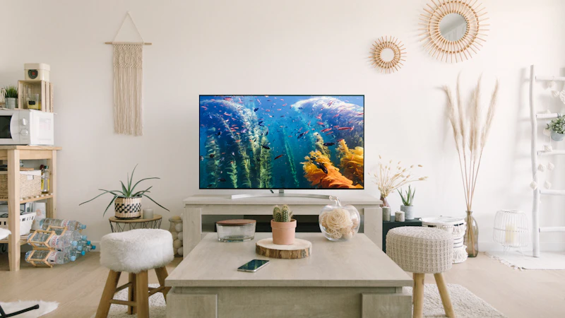 Heller Wohnraum mit Fernseher auf einer Kommode