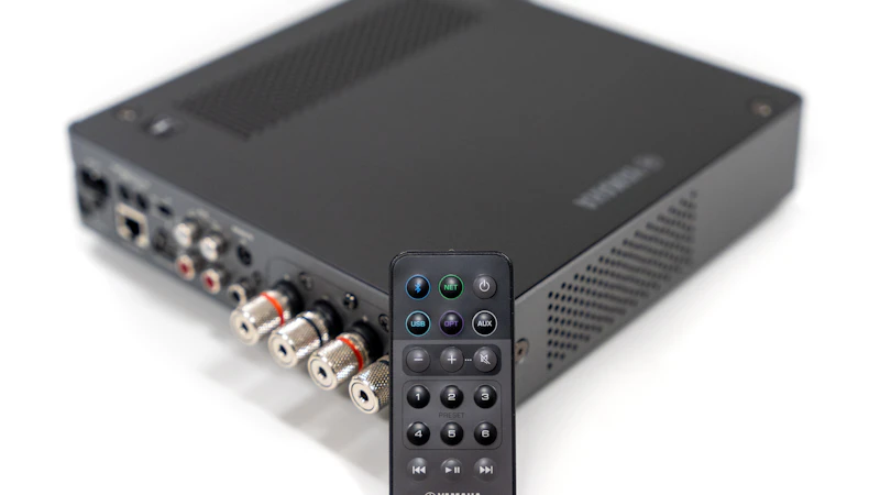 Schwarze Set-Top-Box mit Fernbedienung